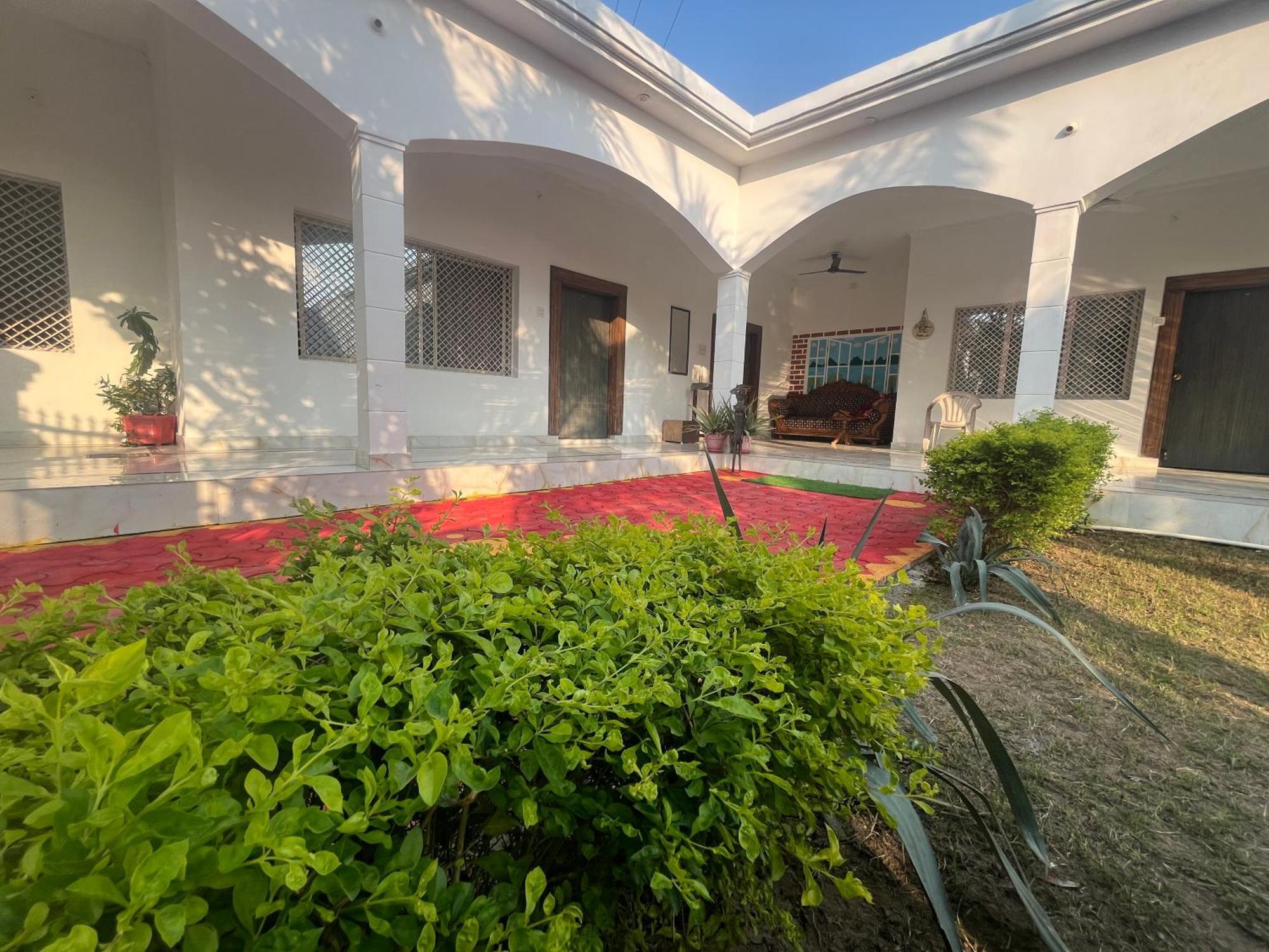 Sunrise Bed & Breakfast 카주라호 외부 사진