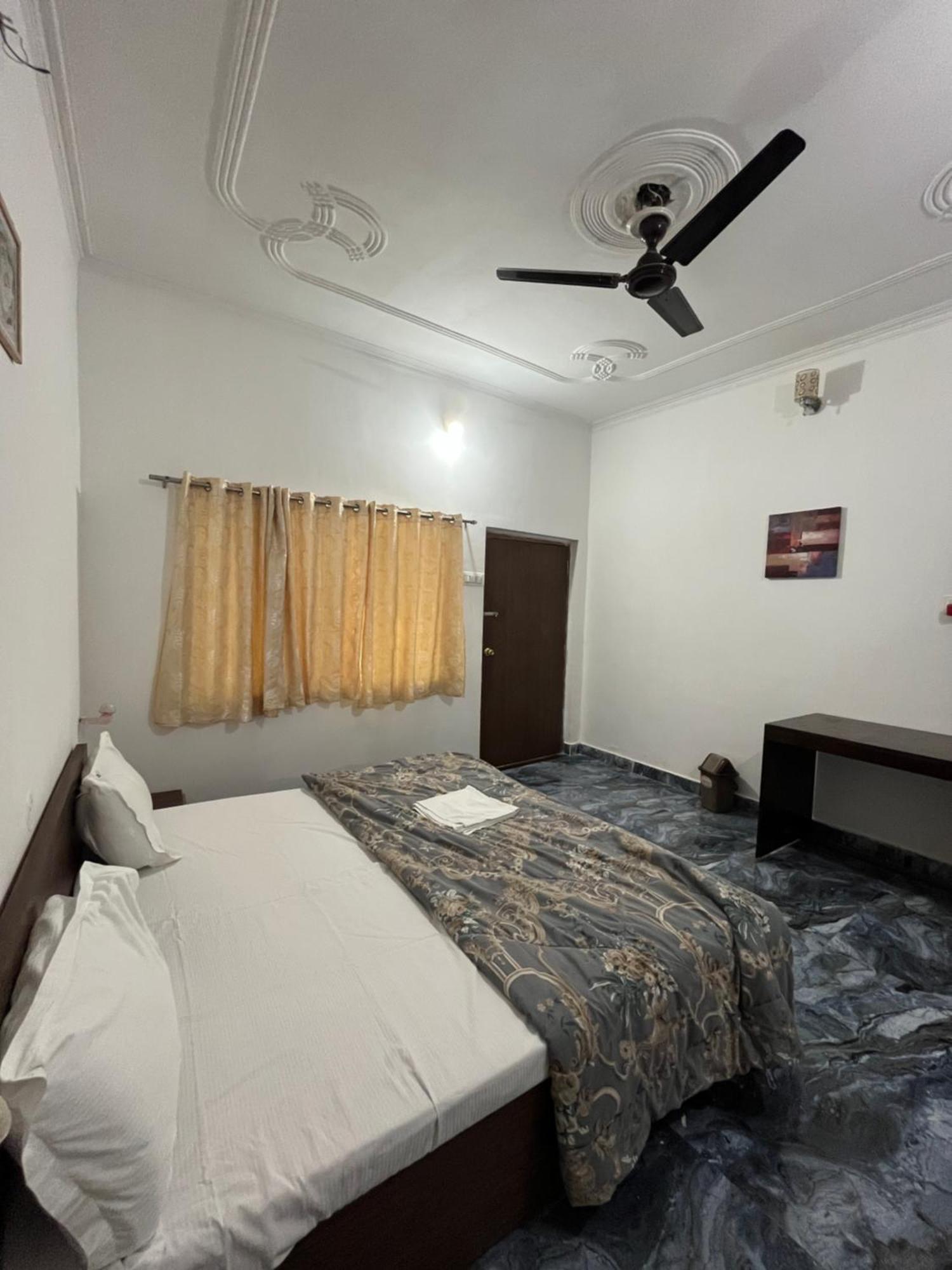 Sunrise Bed & Breakfast 카주라호 외부 사진